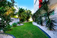 Luxico Majestic Palms (Heated Pool) Hotels near Valentino Gold Coast David Jones