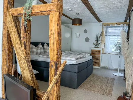 Schillerplatz Отели в г. Люгде