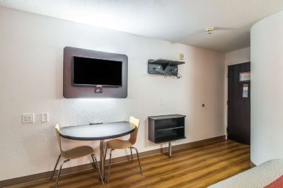 デラックス ルーム クイーンベッド 1 台 喫煙可 冷蔵庫 & 電子レンジ モーテル 6 ハーヴェイの写真