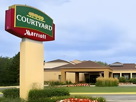 Courtyard Chicago Arlington Heights/South Отели рядом с достопримечательностью «Парк Мажевски Метро»