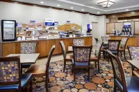 Holiday Inn Express & Suites Coralville Отели в г. Johnson County