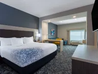 La Quinta Inn & Suites by Wyndham Shorewood Hotels in Will County