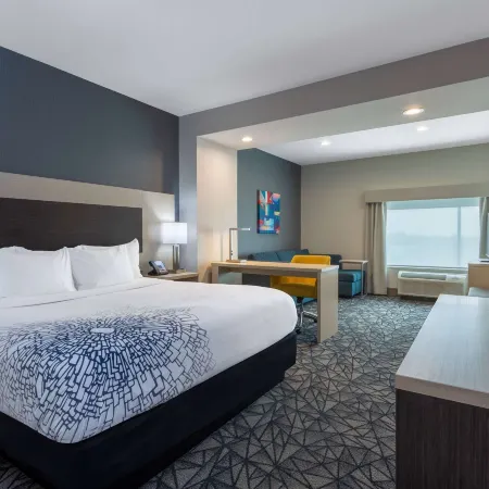 La Quinta Inn & Suites by Wyndham Shorewood Hotels in Will County