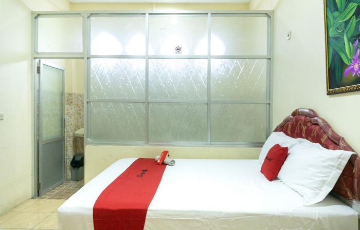RedDoorz Near H. Hasan Aroeboesman Airport