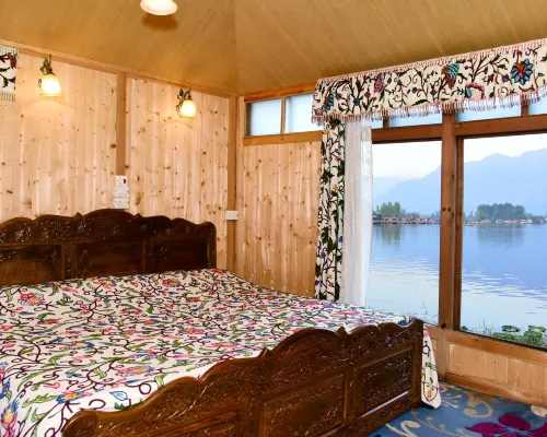 White House Group of Houseboats Hotels in Srinagar