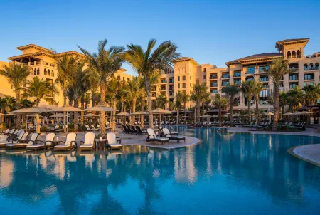 Four Seasons Resort Dubai at Jumeirah Beach Отели рядом с достопримечательностью «Sky Views Observatory»