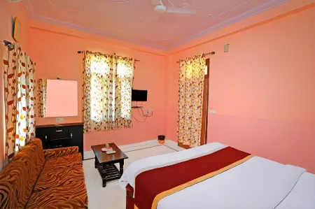 Hotel Manbhar Отели рядом с достопримечательностью «Sheesh Mahal»