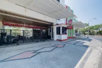 RedDoorz Plus @ Grace Residence Surabaya Hotel di Desa Sambikerep