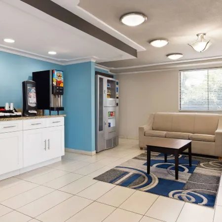 Days Inn & Suites by Wyndham Indianapolis Airport East