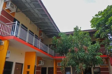 RedDoorz Near Stasiun Kroya Отели в г. Kroya