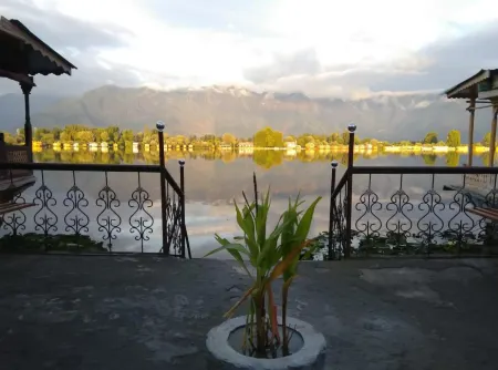 Akbar Group of Heritage Houseboats Отели рядом с достопримечательностью «Индира Ганди Мемориал Тьюлип Гарден»