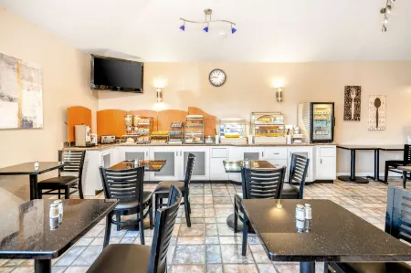 SureStayPlus Hotel by Best Western San Jose Central City Отели рядом с достопримечательностью «Хэппи Холлоу парк и зоопарк»