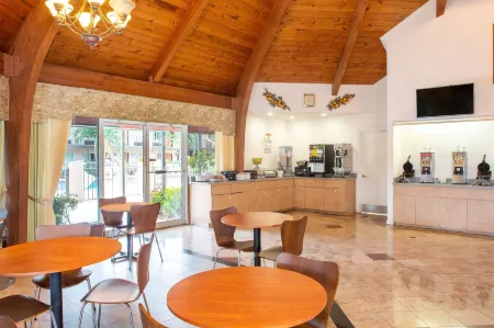 Super 8 by Wyndham North Palm Beach Отели рядом с достопримечательностью «John D. MacArthur Beach State Park»