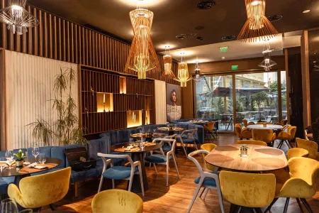 Radisson Blu Aurum Hotel, Brasov Отели рядом с достопримечательностью «DASH»