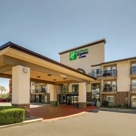 Holiday Inn Express & Suites BRANSON 76 CENTRAL by IHG