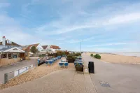 Chic 2-Bed Seafront Haven Near Felpham Beach