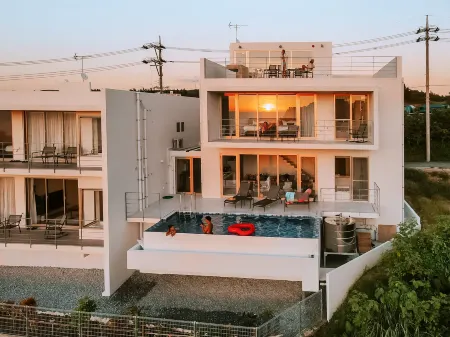 Blue Rela Luxe Resort Okinawa Отели рядом с достопримечательностью «National Institute of Information and Communications Technology Okinawa Electromagnetic Wave Technol»