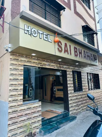 Hotel Sai Bhawani Отели рядом с достопримечательностью «Shiradi sai baba real Temple»