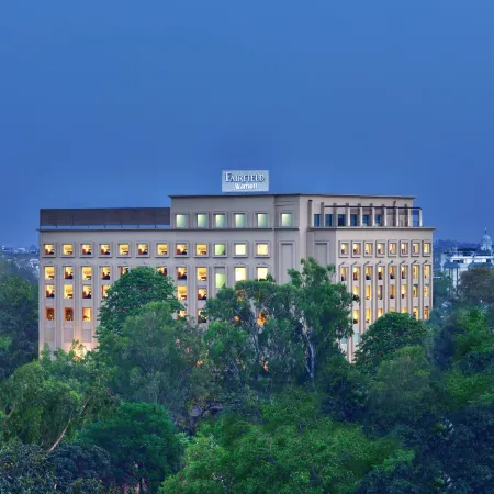 Fairfield by Marriott Amritsar Отели рядом с достопримечательностью «Колледж Хальса»