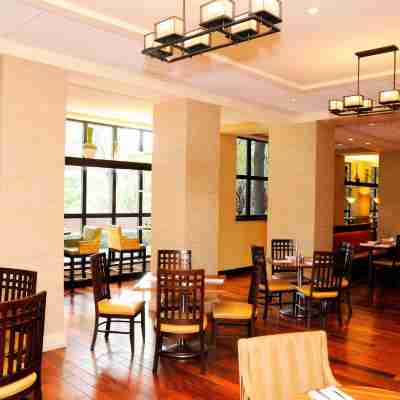 Chicago Marriott Suites O'Hare Dining/Meeting Rooms
