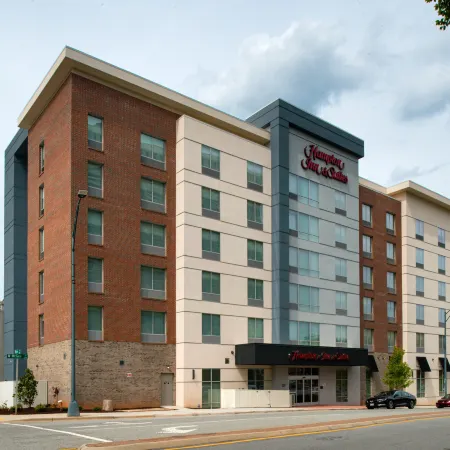 Hampton Inn & Suites Greensboro Downtown Отели рядом с достопримечательностью «Торговый центр Four Seasons»