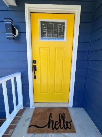 Fuquay's Best! Recently renovated, convenient to downtown, fenced yard, fire pit Отели рядом с достопримечательностью «Samantha's Jewelry Design & Repair»