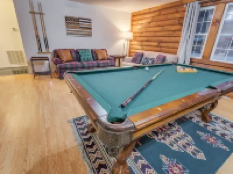 Spacious Hideaway w/ hot tub and creek- 1 mile from beautiful Watauga Lake 約翰遜縣酒店