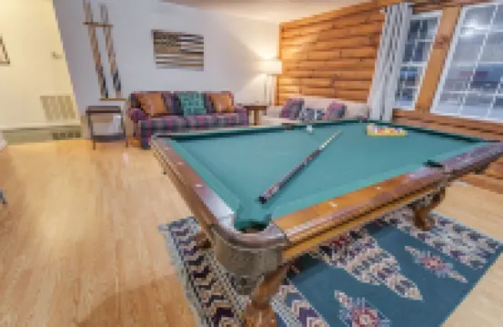 Spacious Hideaway w/ hot tub and creek- 1 mile from beautiful Watauga Lake