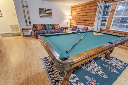 Spacious Hideaway w/ hot tub and creek- 1 mile from beautiful Watauga Lake Отели в г. Джонсон