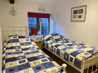 "Driftwood" A cosy cottage in Hartland, on the edge of Coastal path. Hotels near Walnut Farm Glamping - Luxury 6m Geodomes in Devon