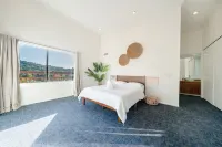 Stunning Views Retro House with Pool/Spa Hotel dekat Millennium Dance Complex