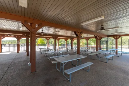 Fall colors - Holidays-Golf-Tennis-Coffee bar-Resort-close to Silver Dollar City