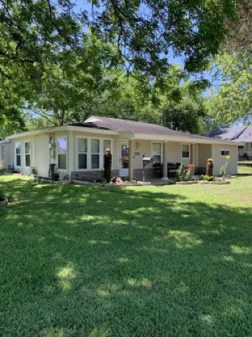 Cozy home with great landscaping and cute decor! 鄰近Tower 3的酒店