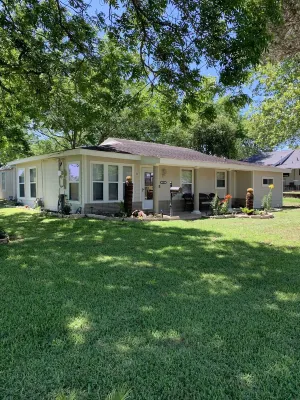 Cozy home with great landscaping and cute decor! Hotels in Schulenburg