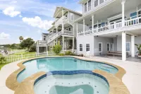 Kemah's Bayfront Getaway with Pool