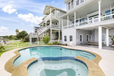 Kemah's Bayfront Getaway with Pool Отели в г. Кема