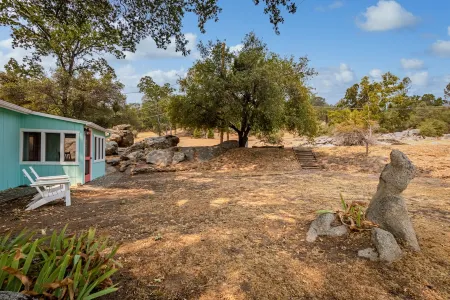 Sweet Yosemite Cottage Near the Park Entrance and Bass Lake Отели рядом с достопримечательностью «Joe's Sew & Vac»