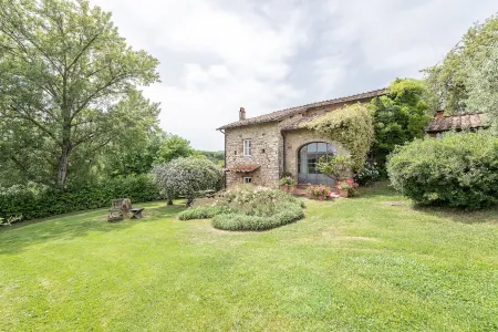 House with pool. Idyllic setting in hills near Lucca and coast WiFi Aircon