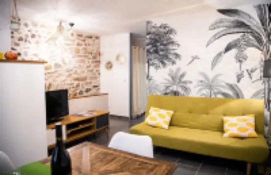 Superb apartment (3pers) air-conditioned, quiet, ideal location in town center