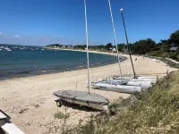 Vacation home on enclosed land 800 metres from the beach and shops Hôtels à : Mesquer