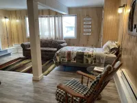 Cabin on the Eagle River Chain! Boat dock slip! Kayaks! Firewood for bonfires! Hotels in Lincoln
