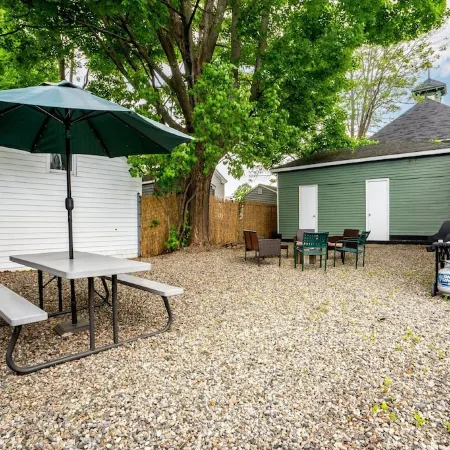 The Saco Suite - Downtown, Dog Friendly, Sleeps 4, Walk to Bars & Restaurants!