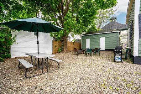 The Saco Suite - Downtown, Dog Friendly, Sleeps 4, Walk to Bars & Restaurants!