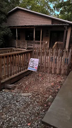 Cozy Lakefront: Family Friendly Home with Gentle walk to Greers Ferry Lake