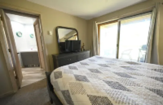 Schuss Village=Cozy Condo, Sleeps 4.  Close to Lakes, Golf, Pools, Boat Parking