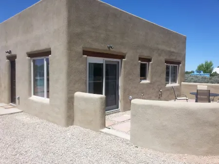 New adobe guest house - mountain views - great location - hot tub