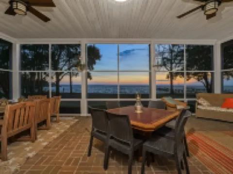 Stunning Lake Moultrie Estate on Deep Water โรงแรมในBerkeley County