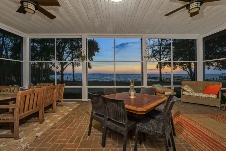 Stunning Lake Moultrie Estate on Deep Water Отели в г. Berkeley County