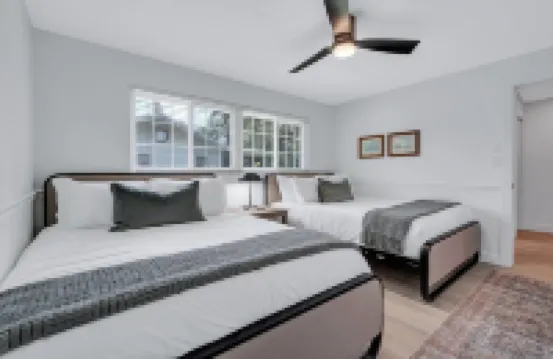 Luxury Pool & Spa Home near Beachs and Downtown. Enjoy fruit trees on property. 麥格雷戈酒店