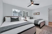 Luxury Pool & Spa Home near Beachs and Downtown. Enjoy fruit trees on property.